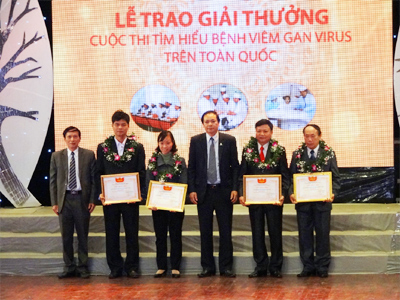 Trao giải Cuộc thi tìm hiểu về bệnh viêm gan virus